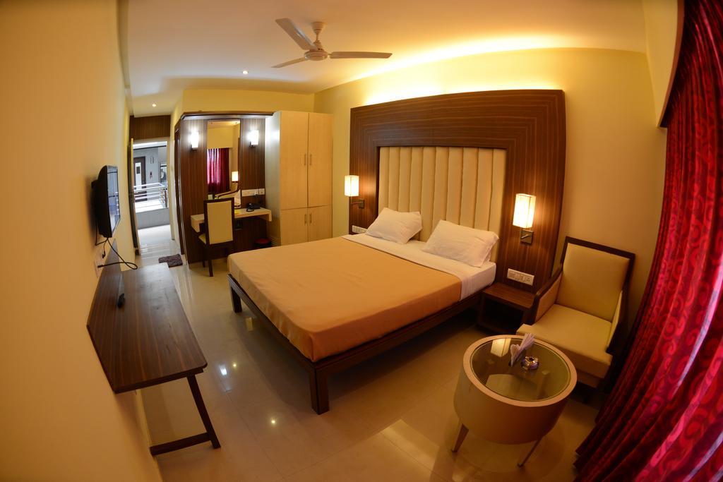 Hotel Ayush International Мангалор Стая снимка