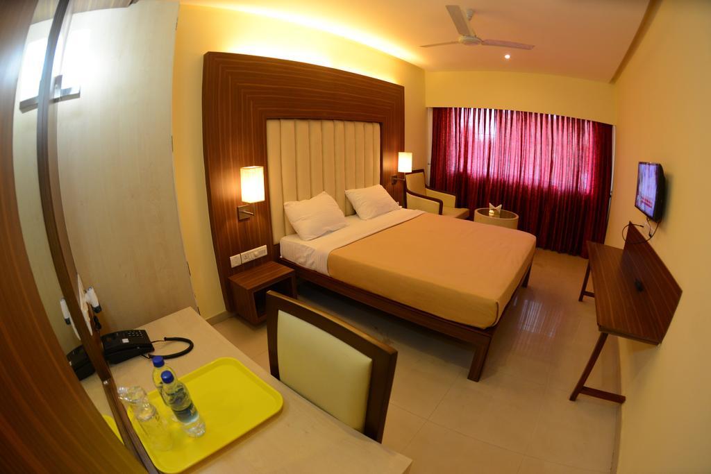 Hotel Ayush International Мангалор Стая снимка