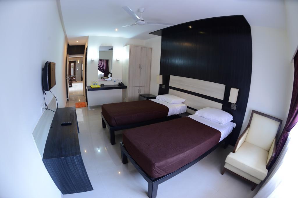 Hotel Ayush International Мангалор Стая снимка