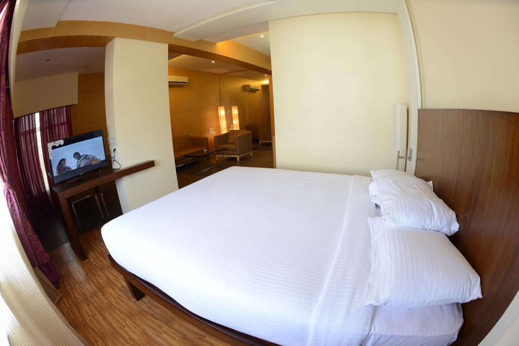 Hotel Ayush International Мангалор Стая снимка