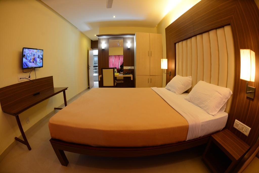 Hotel Ayush International Мангалор Стая снимка