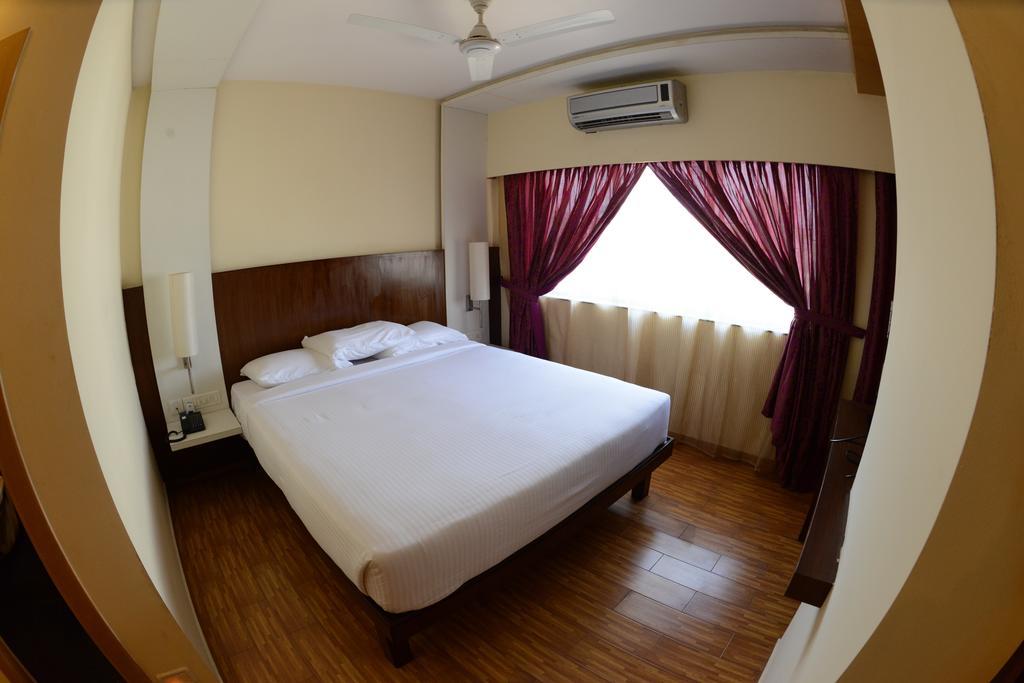 Hotel Ayush International Мангалор Стая снимка